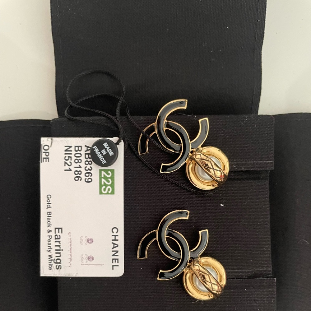 NWT 22S CC studs black with gold quilt,pearl and dime sz cc hanging 😍